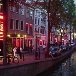 Власти Амстердама объявили о планах по закрытию половины из 482 публичных домов в историческом центре города