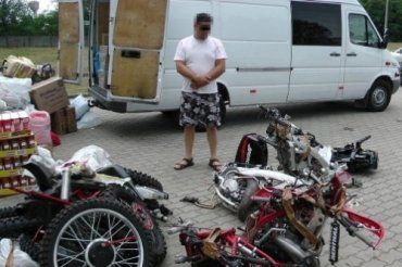 Украинец пытался провести в микроавтобусе мотоцикл Honda