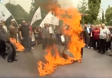 В Тбилиси показательно сожгли чучело Саакашвили