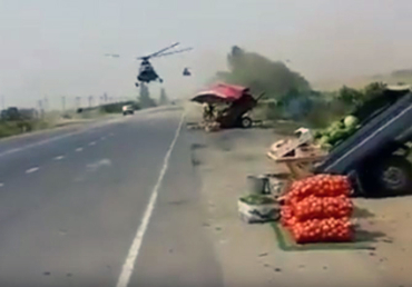 Военный вертолет приземлился прямо на трассу в Запорожской области