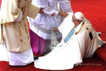 Папа Римский Франциск споткнулся на ступеньках и упал